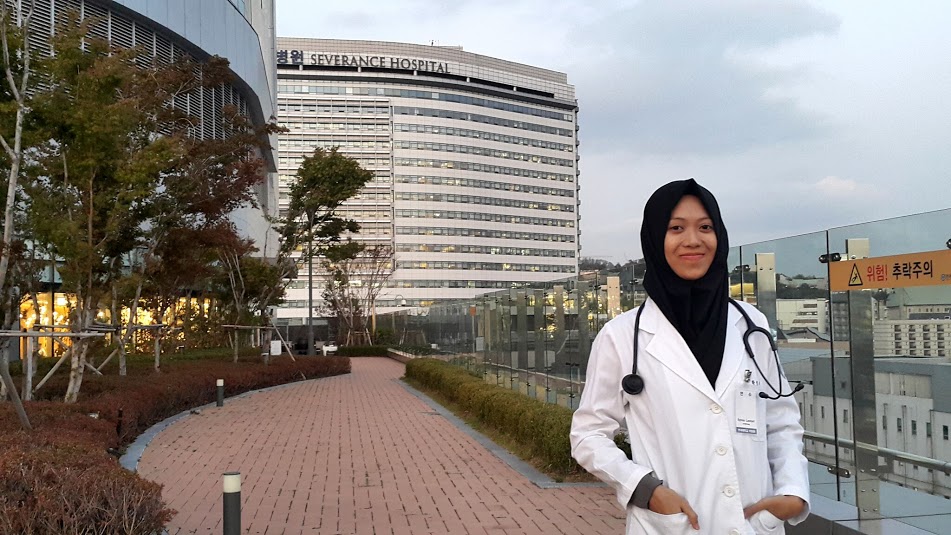 Silvia dengan latar Severance Hospital Yonsei University